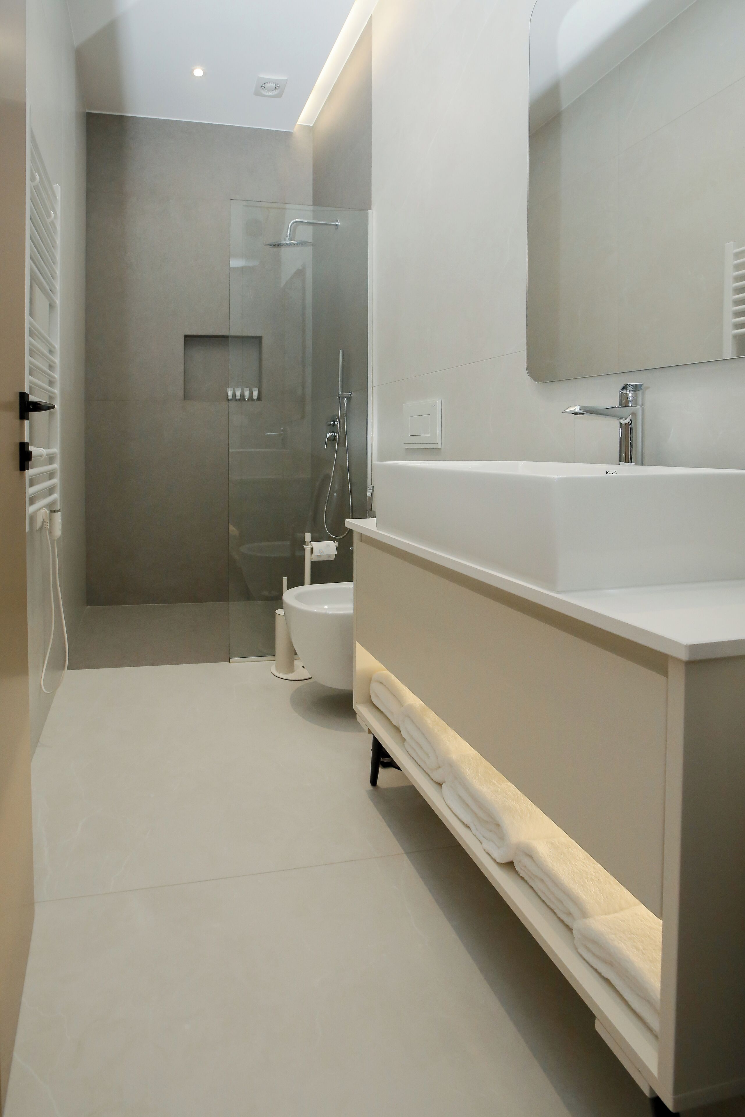 Luxury Duplex, 2 Bedrooms | Bathroom | Shower, free toiletries, hair dryer, slippers