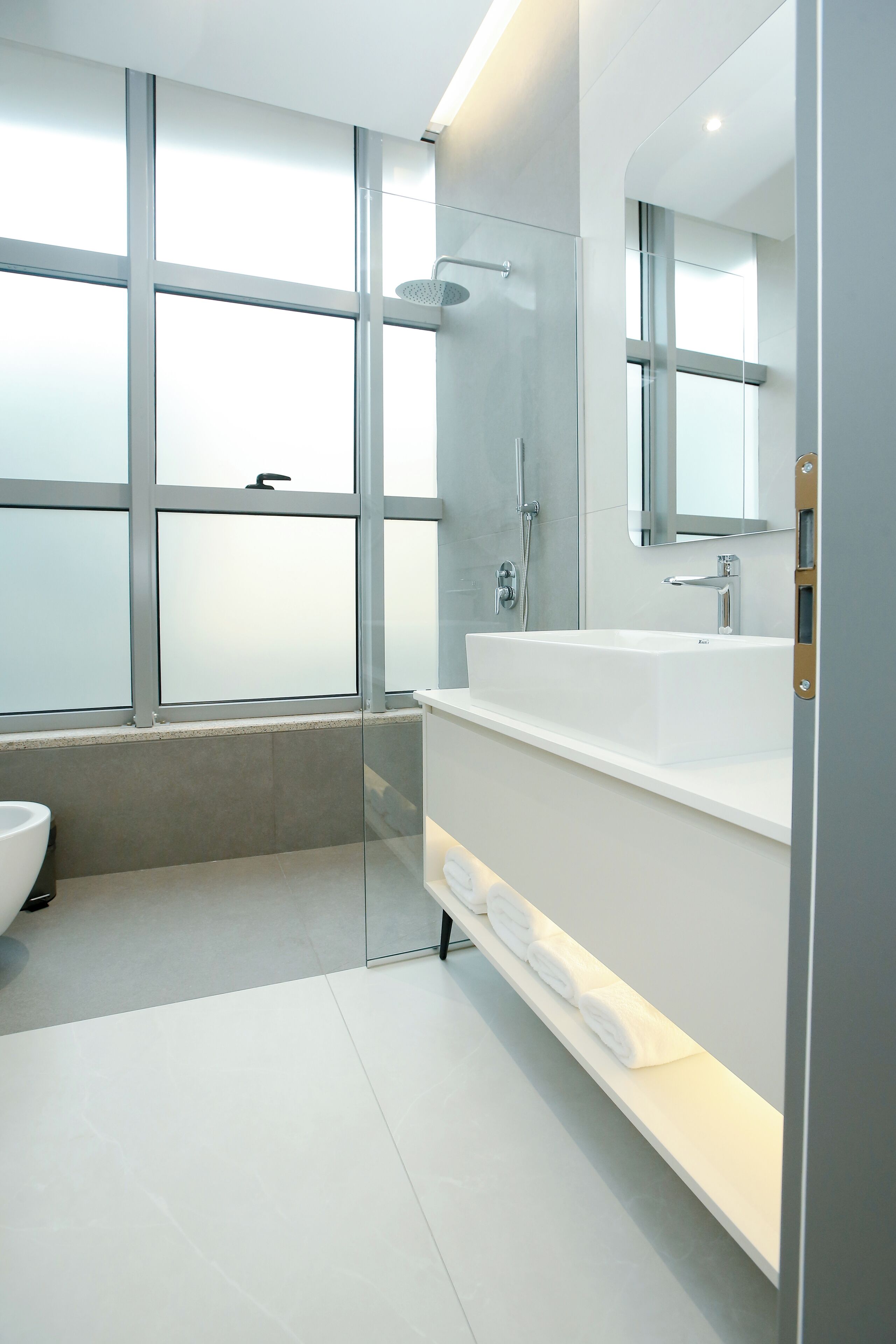 Ducha, artículos de tocador gratuitos, secador de pelo, pantuflas