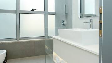 Luxury-Zimmer | Badezimmer | Dusche, kostenlose Toilettenartikel, Haartrockner, Hausschuhe