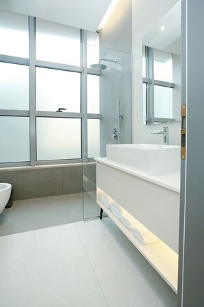 Luxury Room | Bathroom