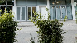 Un bâtiment moderne doté de grandes fenêtres et d’une structure à deux étages.