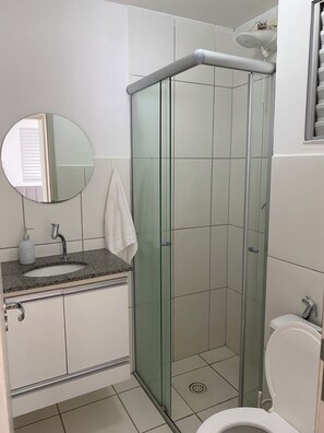 Douche, serviettes fournies, papier toilette