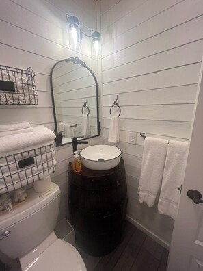 Serviettes fournies, savon, shampooing, papier de toilette