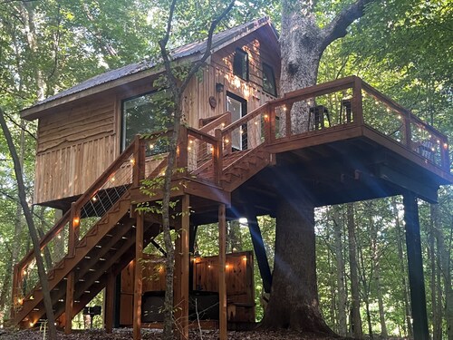 Secluded creekside treehouse cabin in Shelby with hot tub, AC, WiFi