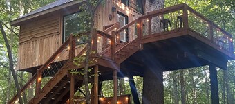 Secluded creekside treehouse cabin in Shelby with hot tub, AC, WiFi 