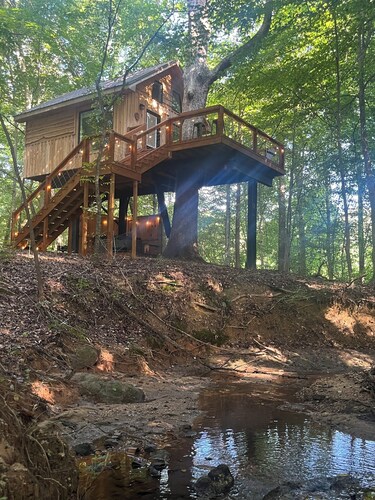 Secluded creekside treehouse cabin in Shelby with hot tub, AC, WiFi 
