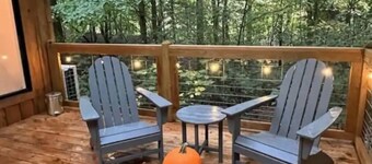 Secluded creekside treehouse cabin in Shelby with hot tub, AC, WiFi 