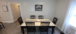 Dining - Charming 1-bedroom house in enjoyable Bardstown with AC, WiFi (Bardstown)