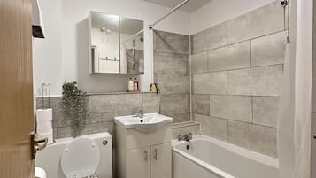 Apartment | Bathroom | Combined shower/bathtub, deep-soaking bathtub, towels