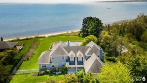 A large house with a well-maintained lawn and a view of the sea. - Views ! Views! Views ! Water Front Property 
4 bedroom house  in Southampton  (Southampton)