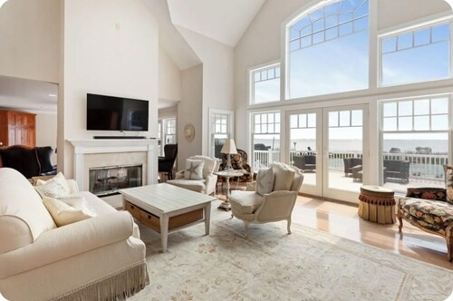 Views ! Views! Views ! Water Front Property 
4 bedroom house  in Southampton 