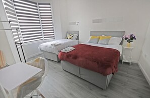 4 室のベッドルーム、アイロン / アイロン台、WiFi (無料)、ベッドシーツ