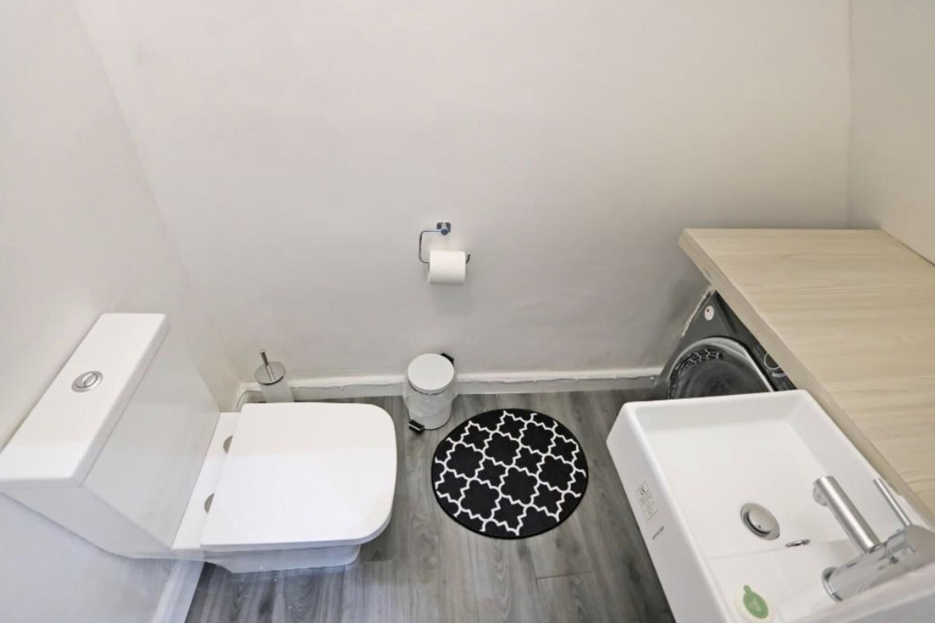 Deep-soaking bathtub, towels