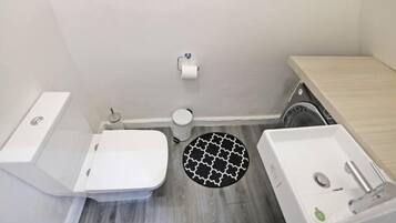 Deep-soaking bathtub, towels