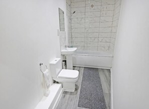 Deep-soaking bathtub, towels