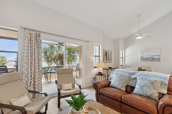 Living area - 3 Sea Castles - Townhome with Peekaboo Ocean Views Just Steps to the Water (Fernandina Beach)