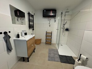 Shower, hair dryer, towels, soap - Willkommen auf der Seite Unseres Kleinen Ferienhäuschens! (Lonnerstadt)