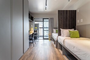 Espacio para trabajar con laptop y cortinas blackout 