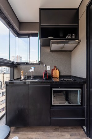 Club Studio | Private kitchen | Full-size fridge, microwave, stovetop, coffee/tea maker - Share Consolação by Viva - Prédio completo na Consolação com piscina no rooftop próx ao Mackenzie (São Paulo)