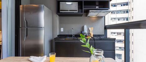 Estúdio conforto | Cozinha privada | Geladeira grande, micro-ondas, cooktop, cafeteira/chaleira