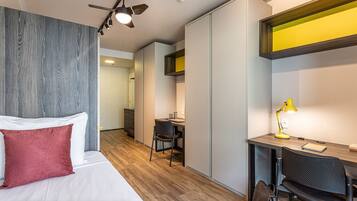 Comfort Studio | Laptop workspace, blackout curtains, iron/ironing board, free WiFi