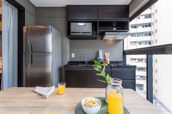 Comfort Studio | Private kitchen | Full-size fridge, microwave, stovetop, coffee/tea maker - Share Consolação by Viva - Prédio completo na Consolação com piscina no rooftop próx ao Mackenzie (São Paulo)