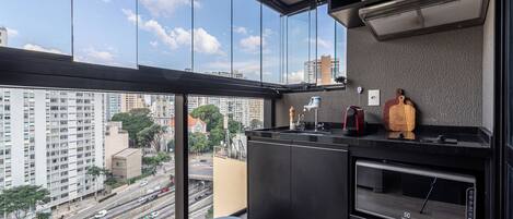 Estudio Club | Cocina privada | Refrigerador con congelador, microondas y parrilla de estufa