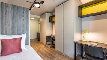 Studio – comfort | Skrivebord for bærbar PC, blendingsgardiner og strykejern/-brett