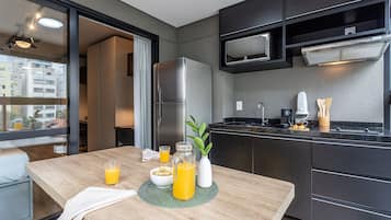 Estudio Confort | Cocina privada | Refrigerador con congelador, microondas y parrilla de estufa
