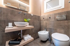 Bruser, hårtørrer, bidet, håndklæder