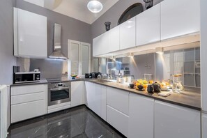 Refrigerador, microondas, horno y lavavajillas 