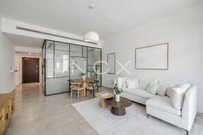 Living area - 1BR with Study City View Bay Square B7 (Dubai)