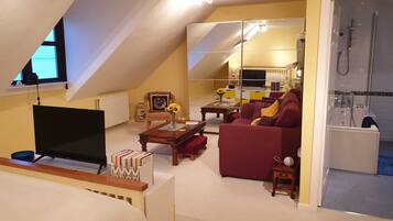 1 slaapkamer, een bureau, een strijkplank/strijkijzer, internet