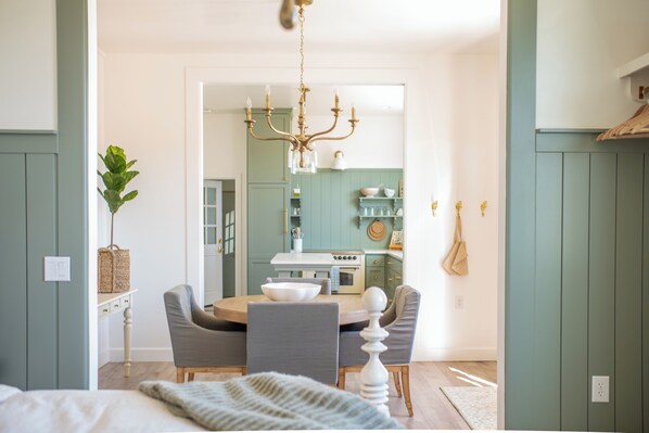 1 habitación, tabla de planchar con plancha, wifi y ropa de cama 