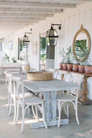 تناول الطعام بالخارج