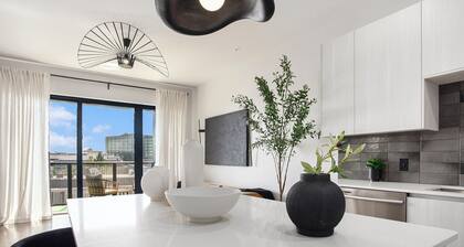 Grand-Midtown Suite W RoofTop Pool + 5Star Amenities & Free Secure Parking!
