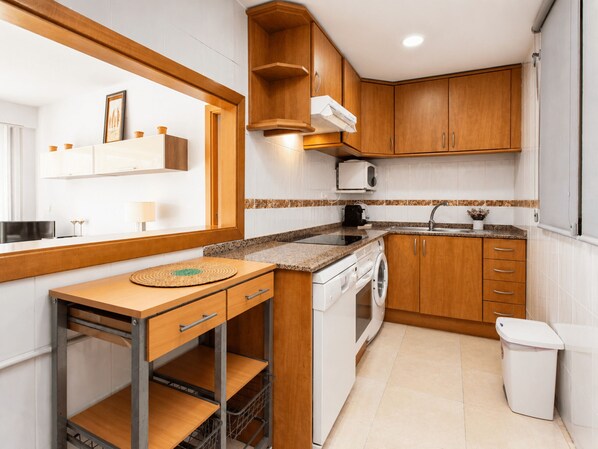 Coffee/tea maker, fridge, microwave, oven