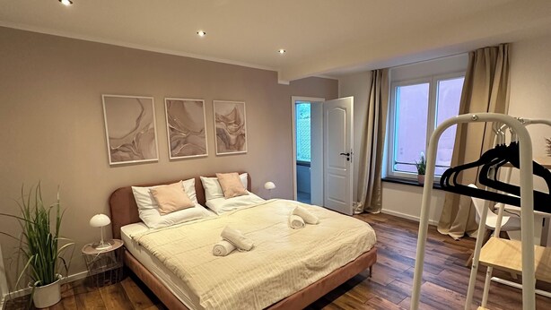2 habitaciones, escritorio, tabla de planchar con plancha y wifi gratis 