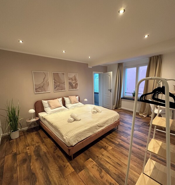 2 bedrooms, desk, iron/ironing board, free WiFi