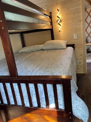 1 bedroom, travel crib, WiFi, bed sheets - Private yurt perfect for your Magic Valley stay. (Buhl)