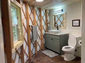 Shower, towels, soap, toilet paper - Private yurt perfect for your Magic Valley stay. (Buhl)