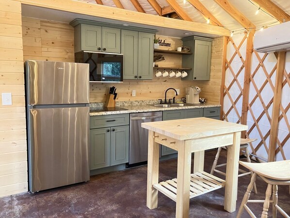 Kjøleskap, mikrobølgeovn, kokeplater og oppvaskmaskin