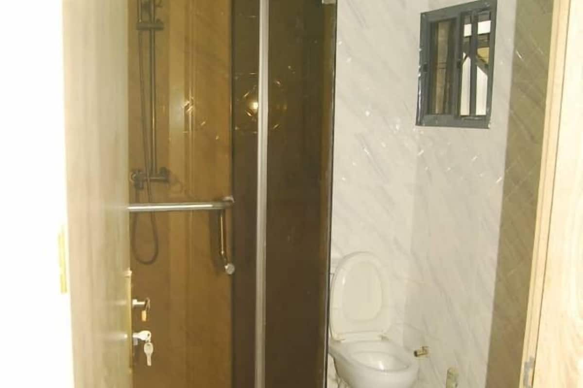 Phòng đôi | Phòng tắm | Buồng tắm vòi sen, khăn tắm, xà phòng, giấy vệ sinh