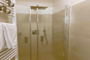 Haartrockner, Bidet, Handtücher, Seife