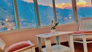 Deluxe kamer, uitzicht op bergen | Gratis wifi, beddengoed