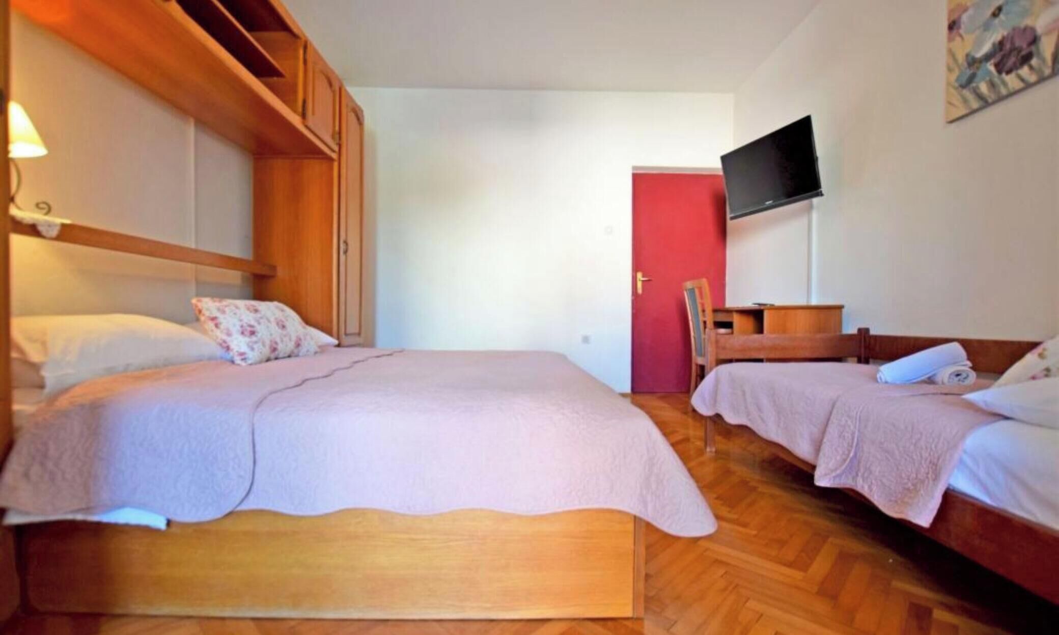 Studio (Studio Apartment (Studio + 1))