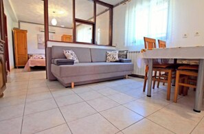 Appartement (One Bedroom Apartment A2+1) | Salle à manger
