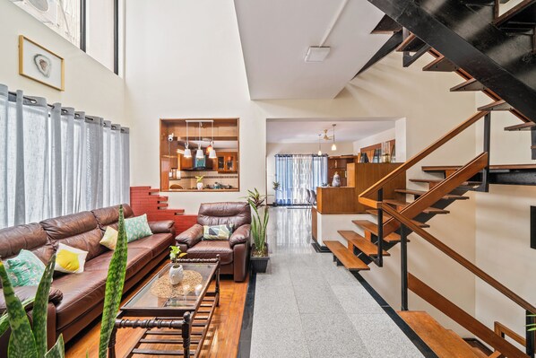 المنشأة من الداخل