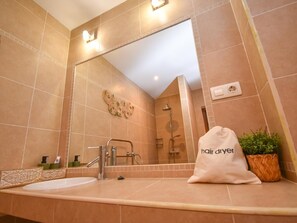 Secador de pelo, toallas