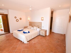 4 habitaciones, tabla de planchar con plancha y acceso a internet